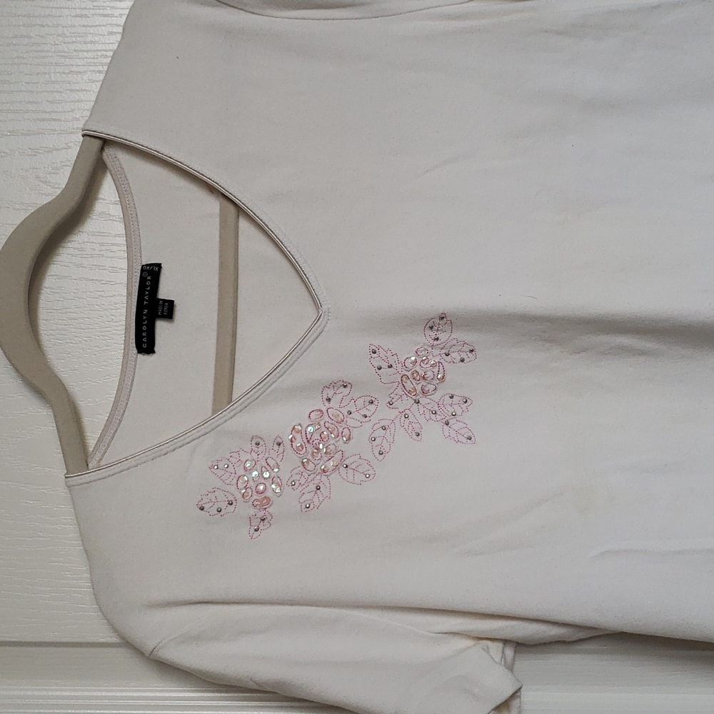Carolyn Taylor V-neck T-shirt